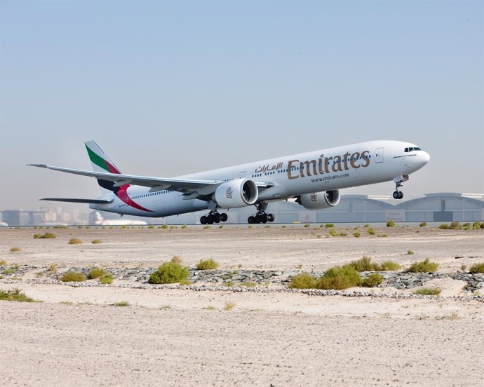 Avión de Emirates por Ed Turner