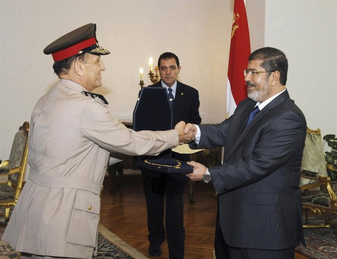 Mursi nombra a los comandantes de las Fuerzas Aéreas y la Marina