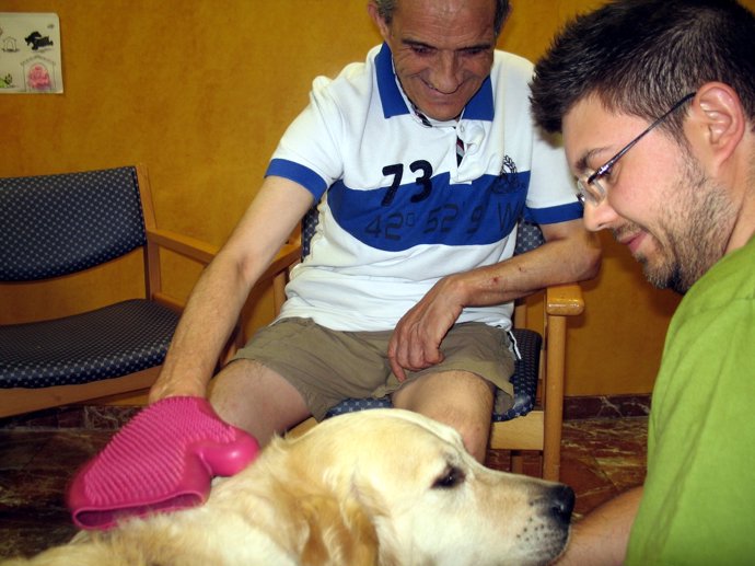 Terapia asistida con perros en López Barneo 2