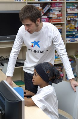 Voluntario De La Caixa En Un Ciber