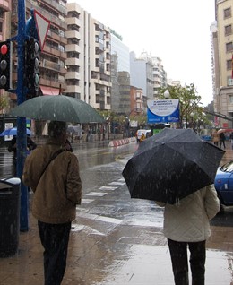 Dos Personas Caminan Bajo La Lluvia 