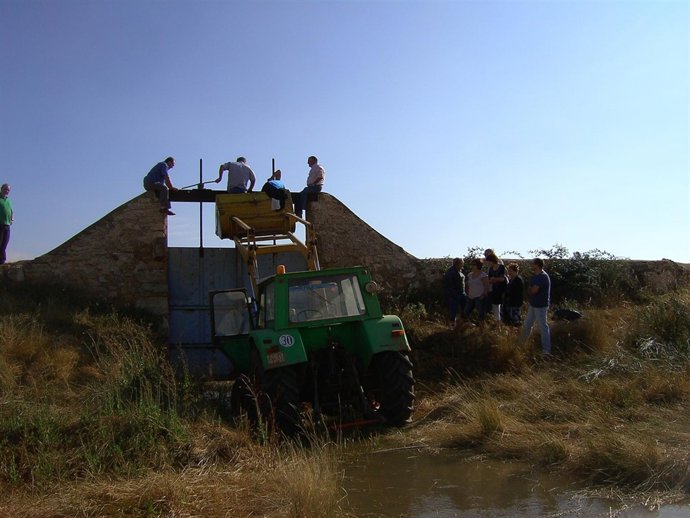 Apertura de las compuertas que regulan el caudal de la Laguna de Zaida