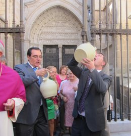 García-Page Bebiendo Del Botijo