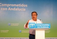 Zoido cree que en Andalucía "se ha perdido mucho tiempo" al no haber "un gobierno sólido y cohesionado" en la Junta