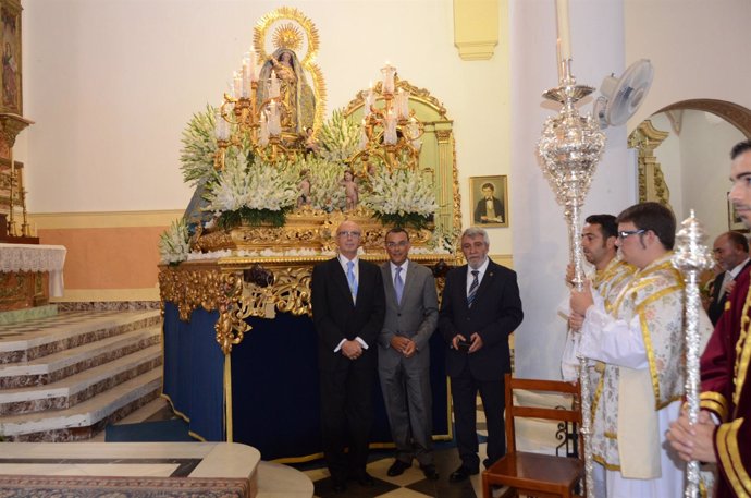 Caraballo entrega un broche con el escudo de Huelva a la Virgen de los Remedios