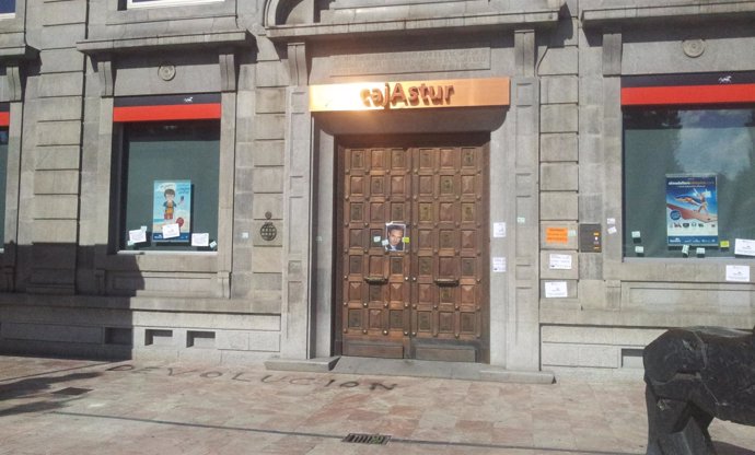 Afectados por preferentes de Caja Cantabria protestan en Cajastur de Oviedo