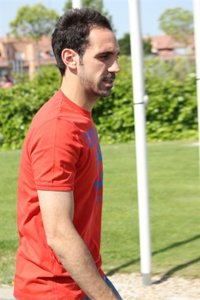 Fútbol/Selección.- Juanfran, con un esguince en la rodilla derecha, se someterá este jueves a exámenes médicos  