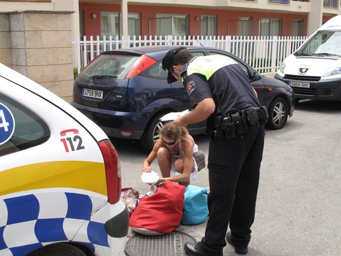 Un Policía Local De Muro Interviene Material Para La Venta Ambulante