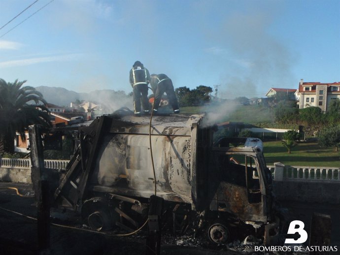 Incendio En Un Camión De La Basura, En Ribadesella