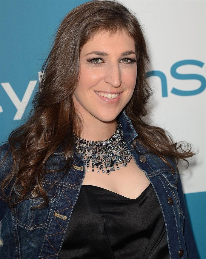 Posado de Mayim Bialik, más conocida como Blossom 