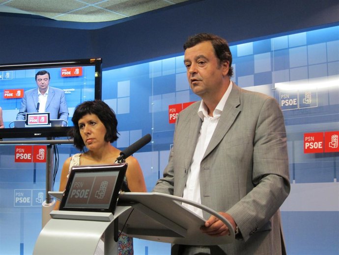 Los Socialistas Navarros Maite Esporrín Y Juan José Lizarbe.