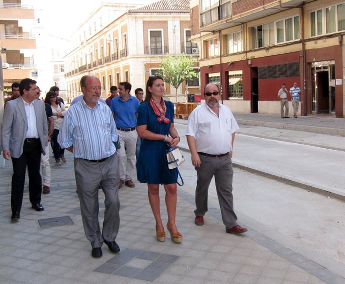 León De La Riva Y Cristina Vidal Visitan Las Obras En La Calle Felipe II