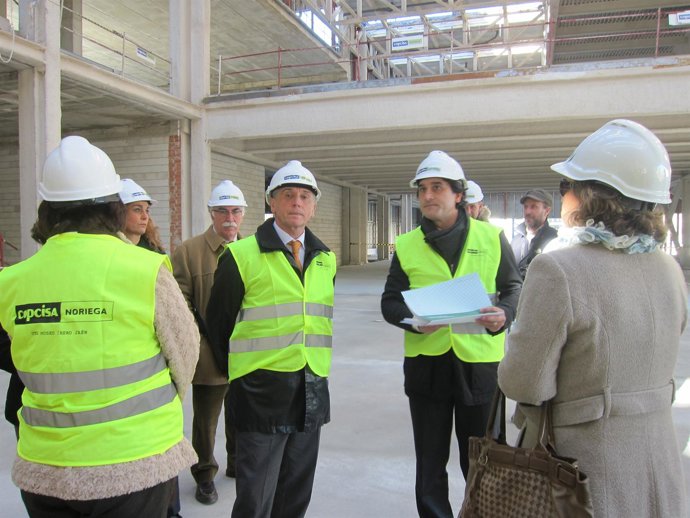 Paulino Plata Durante Su Visita A Las Obras Del Museo Ibero De Jaén.