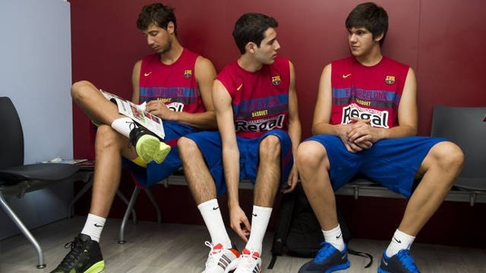 Los Jugadores Del Barça Regal Ante Tomic, Álex Abrines Y Marko Todorovic