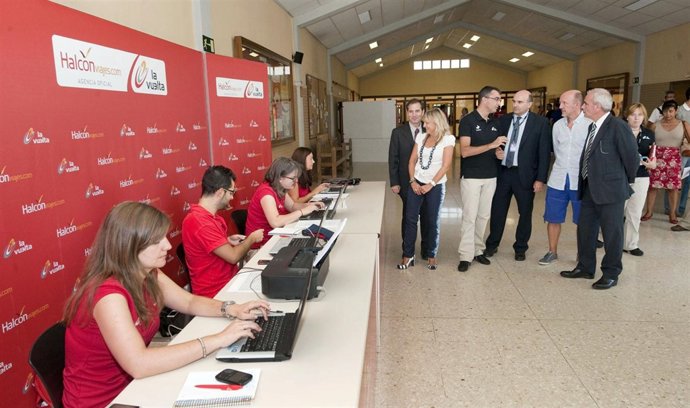 Morrás y Pejenaute visitan la oficina de la Vuelta a España.