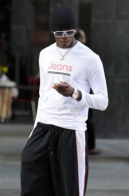 El jugador italiano, Mario Balotelli, con chándal, gafas y gorro 
