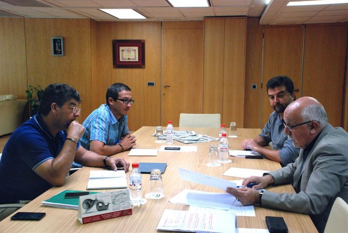 Diego Valderas, junto a miembros de su equipo