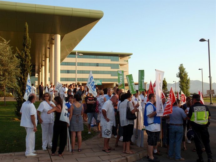 Trabajadores De Son Espases Se Concentran Contra El Pago Del Parking