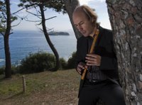 Carlos Núñez anima a los músicos jóvenes a viajar por el mundo, "a morder el polvo y a no caer en el pesimismo"