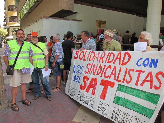 Los activistas a las puertas del Edificio de Usos Múltiples