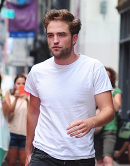 Robert Pattinson con camiseta blanca 