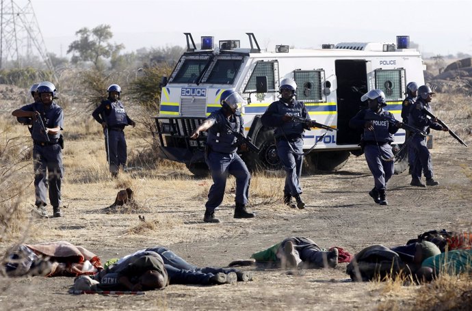 Policías sudafricanos disparan contra mineros en huelga