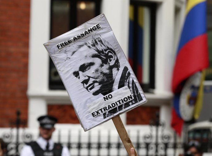 Manifestación a favor de Assange frente a la embajada de Ecuador en Londres