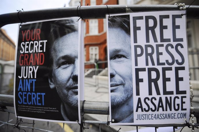 Carteles por la liberación de Julian Assange