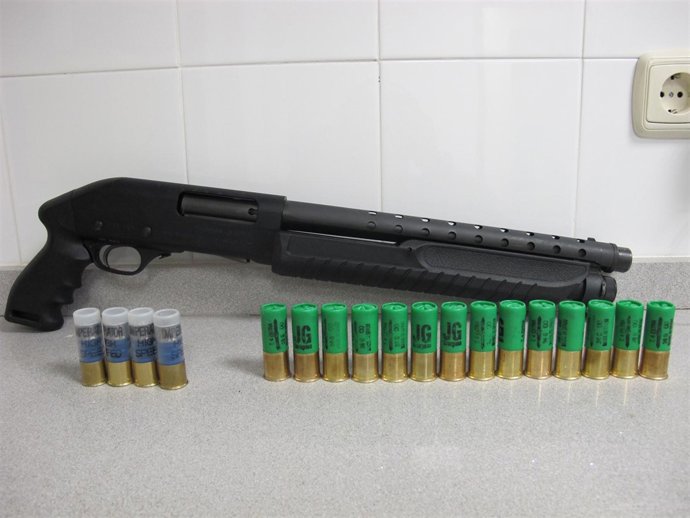 Arma y munición incautadas al furtivo por el Seprona.