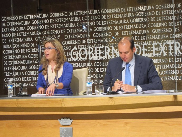 La portavoz del GobEx anunciando las Medallas de Extremaura