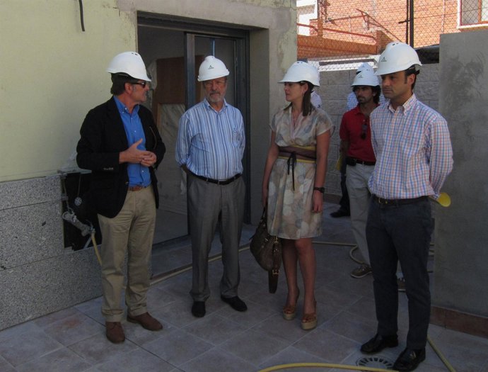 Visita del alcalde de Valladolid y la concejal Cristina Vidal a unas viviendas