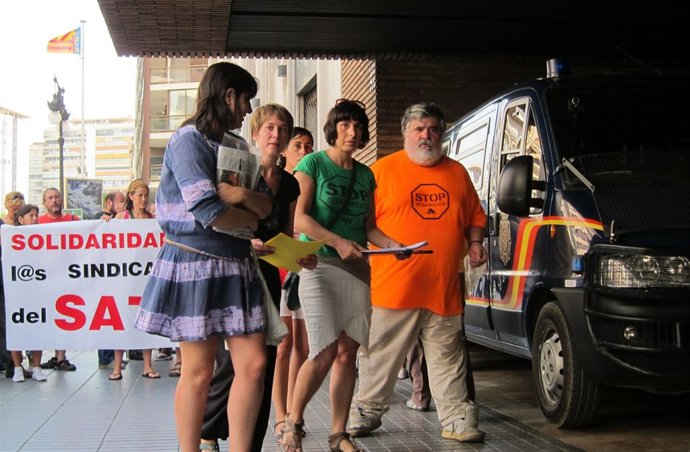 Varias Personas, Entre Ellas Marina Albiol, Acuden A Entregar Su Autoinculpación