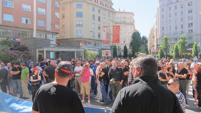 Concentración de empleados municipales en el Ayuntamiento de Santander