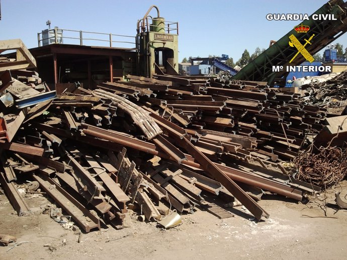 Raíles del tren minero de Riotinto recuperados por la Guardia Civil.           
