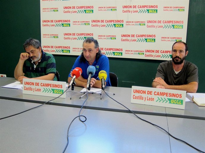González Palacín, en el centro, en la sede de UCCL.