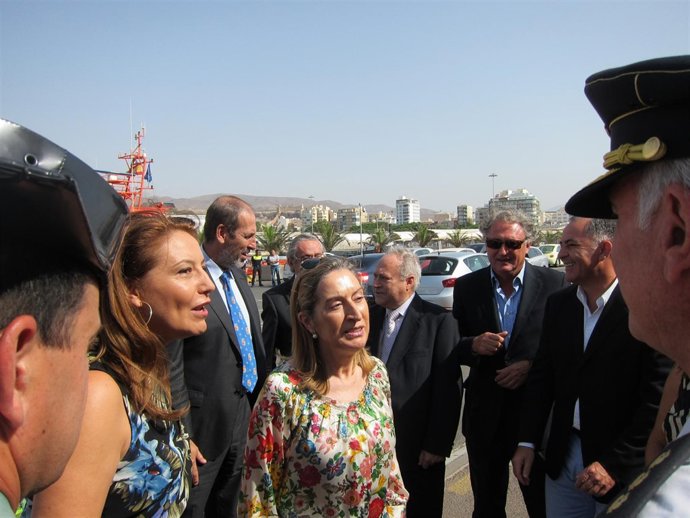 Ana Pastor Junto A La Delegada Del Gobierno, Carmen Crespo, Charla Con Agentes