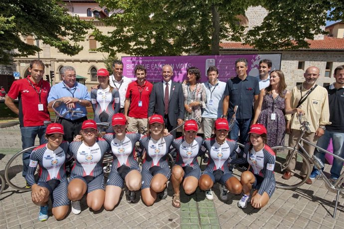Pejenaute visita el stand de la campaña solidaria 'Bicis que cambian vidas'.