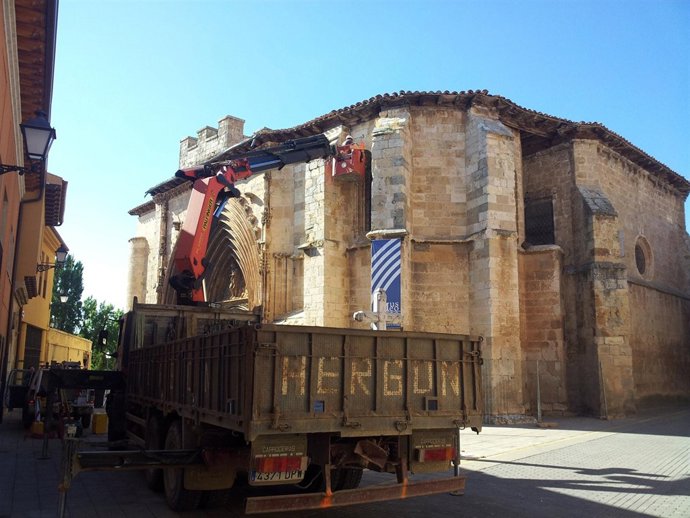 Colocación de los sensores de movimiento en la iglesia de San Juan Bautista