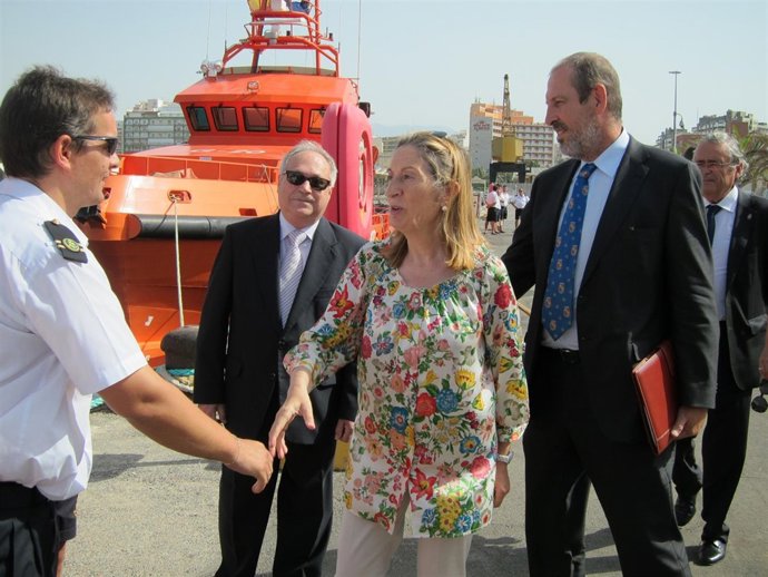 Pastor Saluda A Uno De Los Profesionales De Salvamento Marítimo En Almería