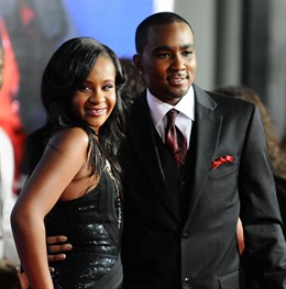 Posado de Bobbi Kristina y su hermanastro, Nick Gordon, en el estreno de 'Sparkl