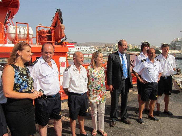 Pastor Junto A Efectivos De Salvamento Marítimo En Almería