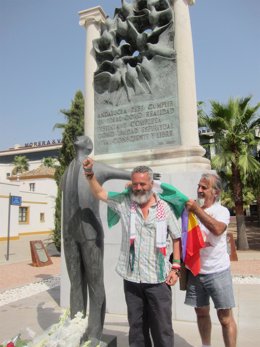 Juan Manuel Sánchez Gordillo ante el monumento de Blas Infante
