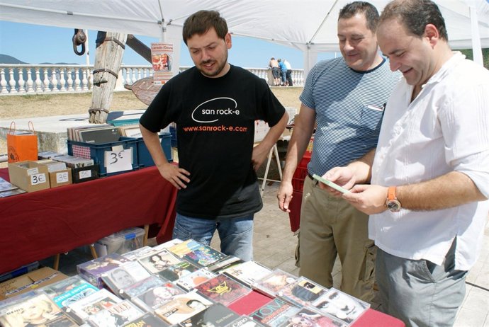 El concejal de Cultura en la Feria del Disco de Laredo