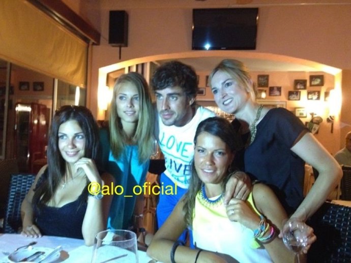 Fernando Alonso junto a unas amigas