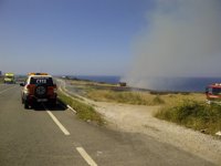 Un incendio de matorrales y plumeros obliga a desalojar la EDAR de Castro Urdiales por prevención