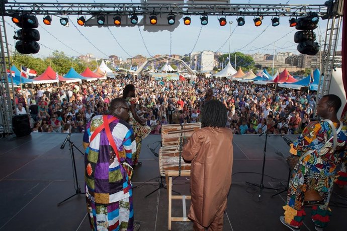 Actuación del Festival Intercultural 