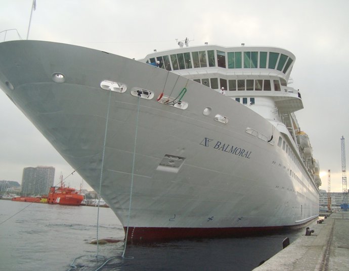 Vista frontal del crucero Balmoral