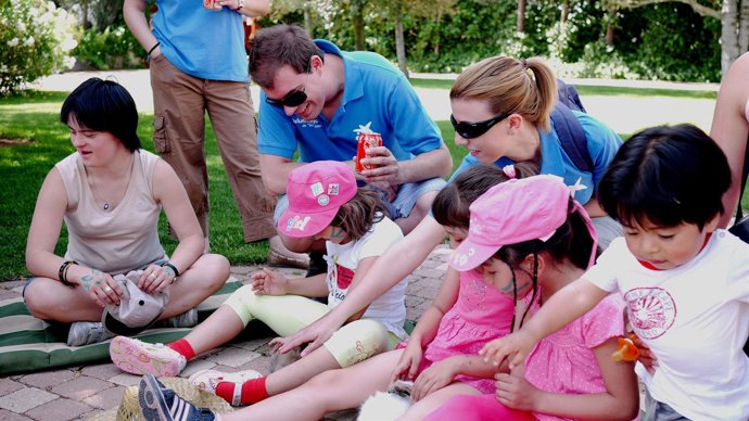 Actividad solidaria de La Caixa con niños 