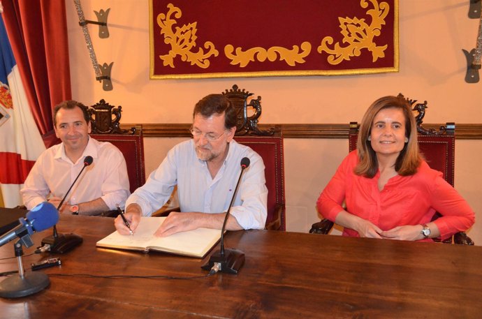Mariano Rajoy firma en el Libro de Honor del Ayuntamiento de Huelva