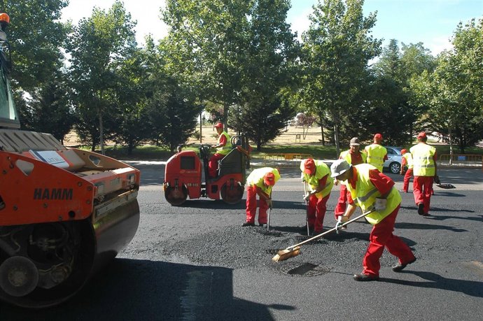 Operación De Pavimentado, Cambio De Asfalto En Una Calle De Madrid